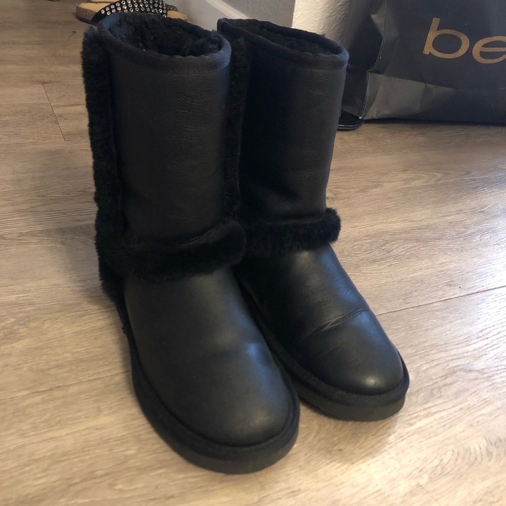 UGG shearling trim short boot, women’s size 6.